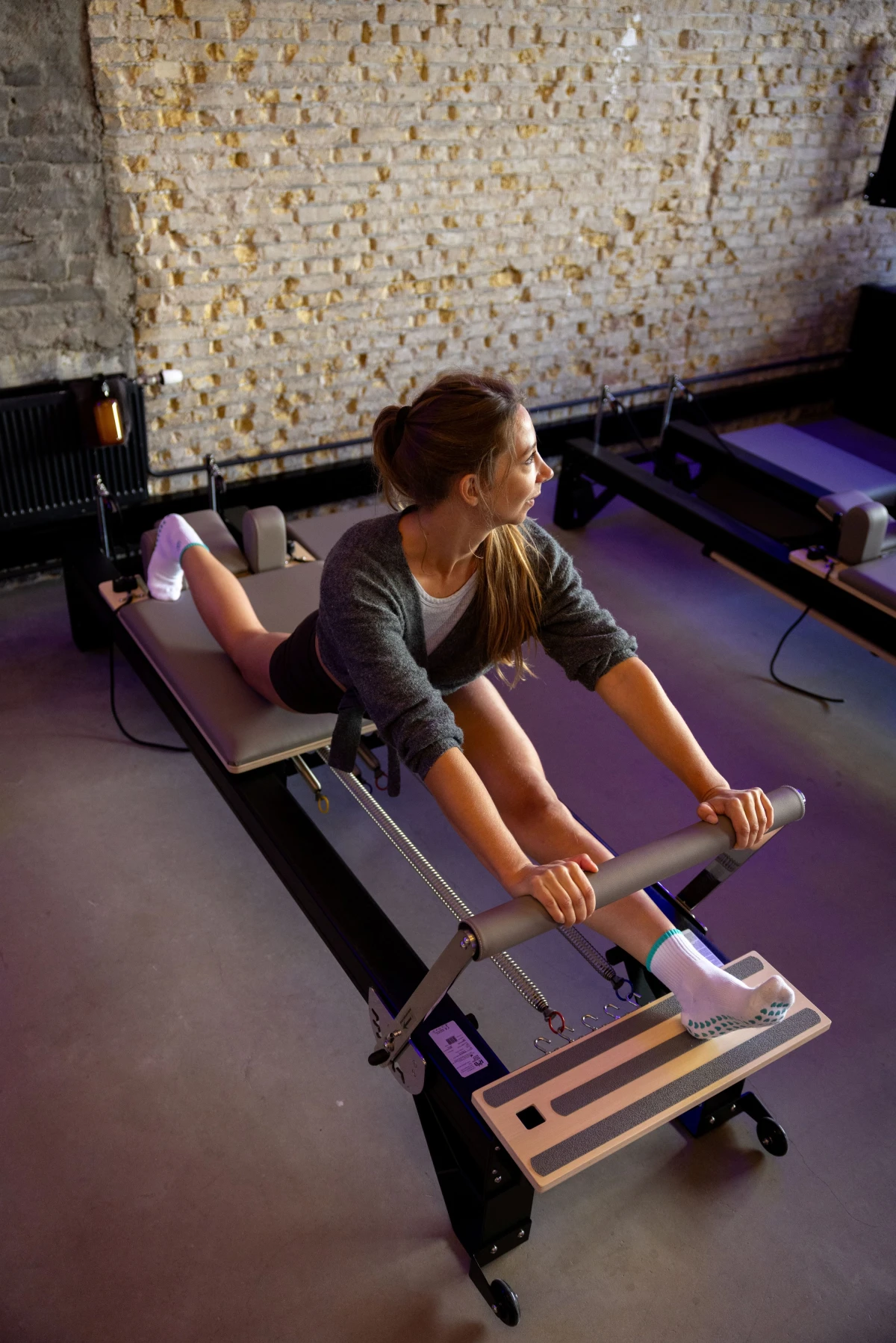 foto van vrouw op een reformer - footwork